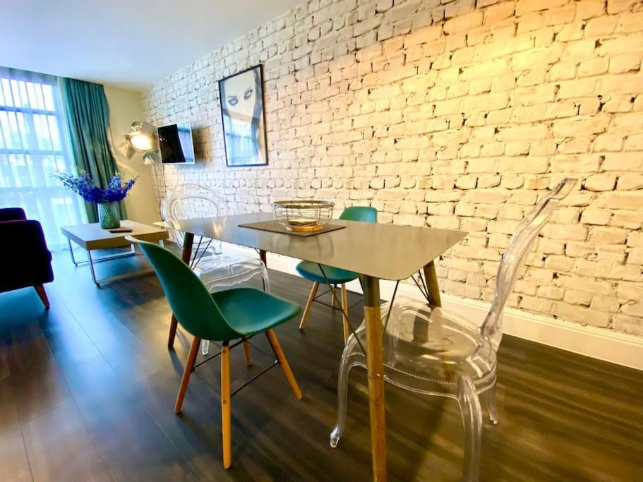 Stunning Apartment Suite - Free Parking & Wifi! Poole Εξωτερικό φωτογραφία
